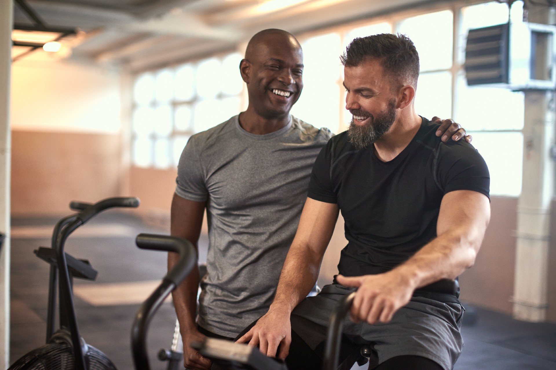 Mit Freunden im Fitnessstudio Mit Freunden im Fitnessstudio